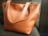 The TOTE in camel leather Purse - KAMEL