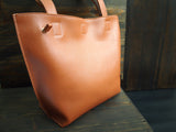 The TOTE in camel leather Purse - KAMEL